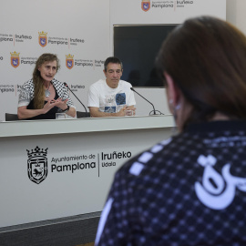 PAMPLONA, 17/06/2025.- El alcalde de Pamplona, Joseba Asiron (i), ha comparecido este martes junto a Lidón Soriano Segarra (c) y Eduardo Ibero Albo (d), representantes de Yala Nafarroa, que agrupa a 225 colectivos y más de 1.700 personas en apoyo al pueblo palestino, quienes serán los encargados de lanzar el chupinazo de las fiestas de San Fermín de 2025. EFE/Iñaki Porto