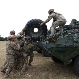 Soldados estadounidenses levantan un neumático durante el ejercicio de entrenamiento de la OTAN cerca de Hajmasker, Hungría, el 16 de junio de 2025.