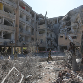 Una zona residencial de la ciudad israelí de Holón alcanzado por un misil iraní este jueves por la mañana.