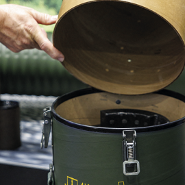 Un contenedor de transporte para misiles guiados antitanque Spike se exhibeen el stand de Diehl Defence en FachPack 2024, la feria de embalaje, procesos y tecnologíaen Nuremberg. 25 de septiembre de 2024.