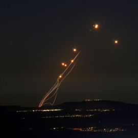 Foto de Archivo - Cohetes disparados desde el sur del Líbano son interceptados por el sistema de defensa aérea israelí Cúpula de Hierro sobre la región de la Alta Galilea, en el norte de Israel.