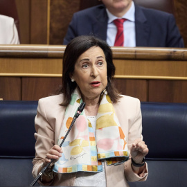 La ministra de Defensa, Margarita Robles, interviene durante una sesión de control al Gobierno, en el Congreso de los Diputados, a 18 de junio de 2025, en Madrid (España). Sánchez participa en la sesión de control al Gobierno de hoy para responder a las preguntas de los grupos parlamentarios tras aplazarse la conferencia de la ONU de Nueva York a la que tenía previsto asistir. La sesión está centrada en la crisis abierta en el PSOE tras la revelación del informe de la UCO que apunta al ya ex secretario de Organización del PSOE, Santos Cerdán, como figura clave en el caso Kolo y la presunta trama de comisiones ilegales en obras públicas.Jesús Hellín / Europa Press18 JUNIO 2025;SANTOS CERDÁN;GOBIERNO;SESIÓN DE CONTROL18/6/2025
