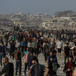 Los palestinos llevan paquetes de alimentos distribuidos por la Fundación de Ayuda Humanitaria de Gaza mientras la gente lucha contra el hambre en medio de los continuos ataques israelíes en la ciudad de Gaza, a 16 de junio de 2025.