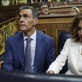 El presidente del Gobierno, Pedro Sánchez y la vicepresidenta primera, María Jesús Montero, al inicio de la sesión de control al Ejecutivo que se celebra este miércoles en el Congreso. EFE/ Chema Moya