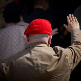Un hombre hace el saludo franquista en el cementerio de Mingorrubio en una imagen de archivo.