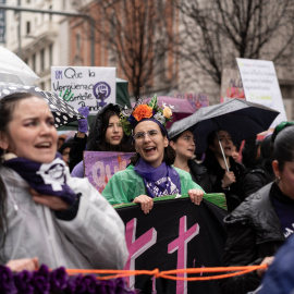 Varias personas durante la manifestación convocada por la Comisión 8M por el Día de la Mujer, a 8 de marzo de 2025, en Madrid.