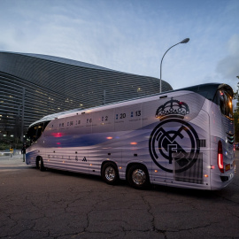 El autobús del Real Madrid aparcado delante del remodelado estadio Santiago Benabéu en una imagen de octubre de 2024.