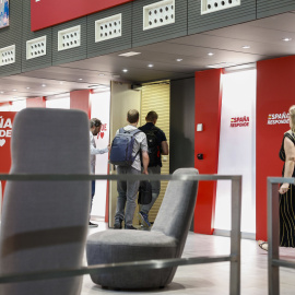 Agentes de la Unidad Central Operativa (UCO) de la Guardia Civil accede a la sede del PSOE, en la calle Ferraz, a petición del Tribunal Supremo.