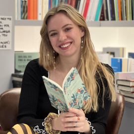 La creadora de contenido especializada en libros, Ania Posada, en la librería Ona de Barcelona.