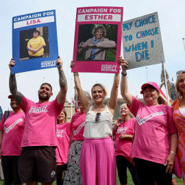 Manifestantes celebran el avance de la ley de eutanasia en el Parlamento en Londres, Inglaterra a 20 de junio de 2025.