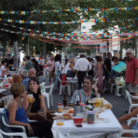 Veïns de la Vila Olímpica celebren la revetlla de Sant Joan al carrer Rosa Sensat.