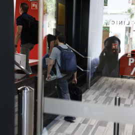 Miembros de la UCO entraron este viernes en la sede socialista de Ferraz, en Madrid.