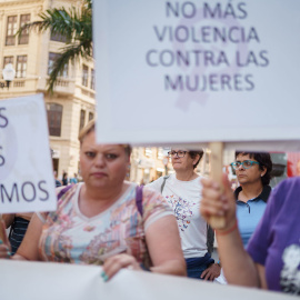 SANTA CRUZ DE TENERIFE (ESPAÑA), 17/06/2025.- El Foro contra la Violencia de Género de Tenerife ha celebrado este martes en Santa Cruz una concentración de condena del asesinato por violencia machista de una joven de 28 años, en el municipio de Arona, en el sur de la isla. EFE/Ramón de la Rocha