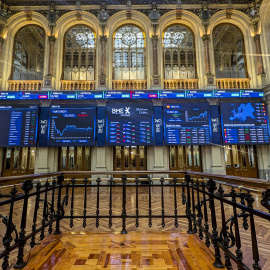 Vista de los paneles informativos de la Bolsa de Madrid.