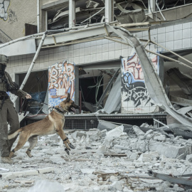Personal de emergencia israelí responde en el lugar de un edificio dañado en Haifa tras un ataque con misiles iraníes