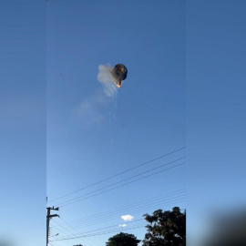 Captura de video tomado de redes sociales que muestra el incendio de un globo aerostático este sábado, en Santa Catarina (Brasil).