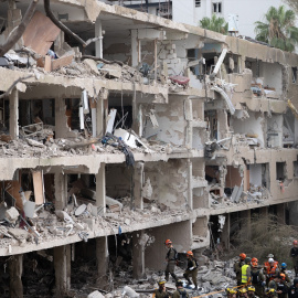Socorristas se reúnen en torno a un edificio destruido tras los ataques iraníes contra Israel.22/6/2025 ONLY FOR USE IN SPAIN