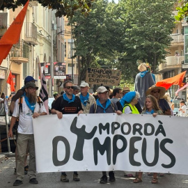 Centenars de persones es van manifestar el passat dia 14 a Figueres en defensa de l'espai natural.
