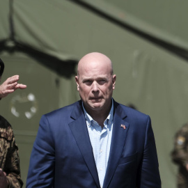 El jefe de Defensa de Letonia, Kaspars Pudans (izq.), y el embajador de Estados Unidos ante la OTAN, Matthew G. Whitaker, durante su visita a la base militar de Adazi, Letonia, el 15 de junio de 2025.