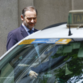 El exministro de Transportes José Luis Ábalos a su salida del Tribunal Supremo en Madrid.
