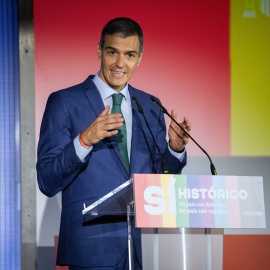 El presidente del Gobierno, Pedro Sánchez, interviene durante un acto conmemorativo del 20º aniversario de la ley que legalizó en España el matrimonio entre personas del mismo sexo, en el Museo del Traje, a 23 de junio de 2025, en Madrid (España). El Gobierno, a través del Ministerio de Igualdad, celebra los 20 años del matrimonio igualitario con la campaña "Sí, seguimos queriendo', que pretende honrar los avances de un país en el que todas las personas pueden sentirse ‘’libres, seguras y orgullosas’’. La ley española del matrimonio entre personas del mismo sexo fue la cuarta que se aprobó en el mundo (el 30 de junio de 2005, dos días después que la de Canadá), pero fue la tercera que entró en vigor, el 3 de julio de 2005.Fernando Sánchez / Europa Press23 JUNIO 2025;ACTO;LEY;MISMO SEXO;MATRIMONIO;IGUALDAD23/6/2025
