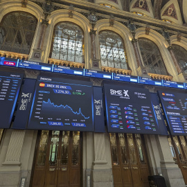 Varios paneles y monitores muestran en la Bolsa de Madrid la evolución del mercado.