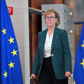 La comisaria europea de Servicios Financieros, Maria Luís Albuquerque, a la entrada de una de las reuniones semanales de la Comisión Europea, en Bruselas.