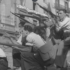 Milicianos republicanos en un camión blindado ante la sede del POUM en Barcelona.