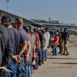 Fotografía cedida por el Servicio de Control de Inmigración y Aduanas (ICE) donde aparecen inmigrantes indocumentados este martes, en el hipódromo Delta Downs, Luisiana (Estados Unidos).