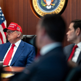 El presidente de Estados Unidos, Donald Trump, con el secretario de Estado, Marco Rubio, y otros altos cargo de su gabinete, en la Sala de Crisis de la Casa Blanca.