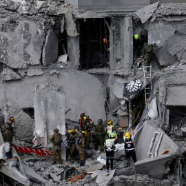 Personal de emergencia retira los restos de las víctimas, en un lugar residencial impactado, tras un ataque con misiles de Irán contra Israel, en Beerseva, a 24 de junio de 2025.