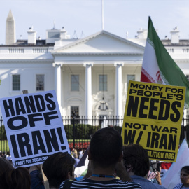 Manifestantes frente a la sede del Washington Post antes de marchar hacia la Casa Blanca durante la protesta "Manos Fuera de Irán" en Washington D.C., el 21 de junio de 2025.