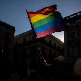 Una bandera LGTBIQ+ durante una manifestación por el Día del Orgullo y a favor de Palestina, en Plaza Universitat, a 29 de junio de 2024, en Barcelona.
