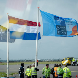 Banderas de Holanda y de la OTAN en el aeropuerto de Amsterdan el primer día de la Cumbre de la OTAN en La Haya.