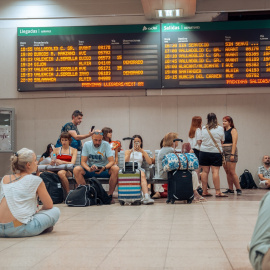 Decenas de personas esperan en la estación de tren de Chamartín, a 20 de agosto de 2024, en Madrid (España).
