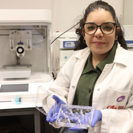 Laura Casado Medina, investigadora doctorand al laboratori d'Ángel Raya de l’IDIBELL, mostra pedaços de teixit cardíac generats amb una bioimpressora 3D