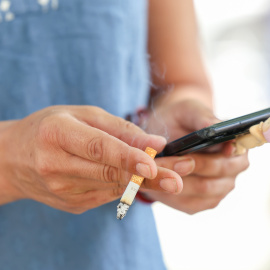 Foto de Archivo - Una persona fumando, a 30 de mayo de 2025, en Madrid.