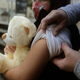 Una niña se prepara para ser vacunada, en Ourense, a 4 de enero de 2022.