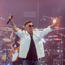 El cantante Alejandro Sanz actúa durante el concierto Telefónica 100 Live, en el Estadio Santiago Bernabéu, a 18 de mayo de 2024, en Madrid.