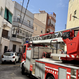 Un camió de Bombers davant de l'habitatge de Mataró on han mort dues persones