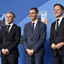 El primer ministro de Países Bajos, Dick Schoof, el presidente del Gobierno, Pedro Sánchez y el secretario general de la OTAN Mark este miércoles en La Haya.