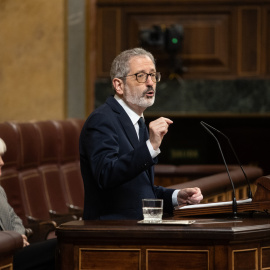 El diputado de Sumar Carlos Martín Urriza interviene durante una sesión plenaria, en el Congreso de los Diputados
