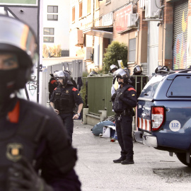 Agents dels Mossos en el desallotjament de la nau del carrer Antoni Bori de Badalona