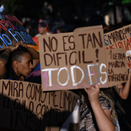 Un grupo de personas con pancartas durante una manifestación organizada por la plataforma de Orgullo Crítico, a 28 de junio de 2022, en Madrid.
