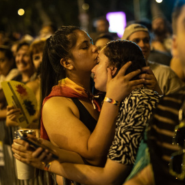 Dos mujeres durante la manifestación estatal del Orgullo LGTBI+ 2024, a 6 de julio de 2024, en Madrid.