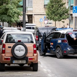 (Foto de ARCHIVO)Agentes de la Policía Nacional frente al edificio dónde una mujer ha sido asesinada a manos de su pareja, en la calle Maestro Turina, a 24 de junio de 2025, en Getafe, Madrid (España). Los hechos han ocurrido en torno a las 7.15 horas en el barrio de La Alhóndiga de Getafe. Previamente, los vecinos han alertado a la Policía de que un individuo estaba dando gritos advirtiendo de que iba a matar a su mujer. A su llegada al domicilio, los agentes se han encontrado con el hombre en actitud agresiva y con un cuchillo en la mano, por lo que ha tenido que ser reducido con un inmovilizador eléctrico. En el lugar, encontraron a una mujer de 62 años con herida de arma blanca a la altura del pecho y sin signos de vida.El hombre se ha autolesionado y ha sido trasladado al hospital.A. Pérez Meca / Europa Press24 JUNIO 2025;PIXELADA24/6/2025