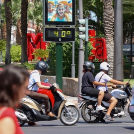 Un termómetro marca 40 grados en una calle de Murcia este jueves.