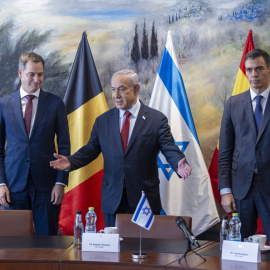 El primer ministro belga, Alexander de Croo; el primer ministro del Estado de Israel, Benjamin Netanyahu, y el presidente del Gobierno, Pedro Sánchez, durante un encuentro en La Knéset, a 23 de noviembre de 2023.