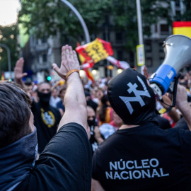 Varias personas durante una concentración en la sede del PSOE en Ferraz, a 12 de junio de 2025, en Madrid.