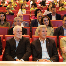 En primera fila, de izquierda a derecha, el conselleiro de Educación de la Xunta, Román Rodríguez, el presidente de La Voz de Galicia, Lois Blanco; el de la Xunta, Alfonso Rueda, y el secretario general del periódico, Manuel Areán, en un acto el pasado 12 de junio.